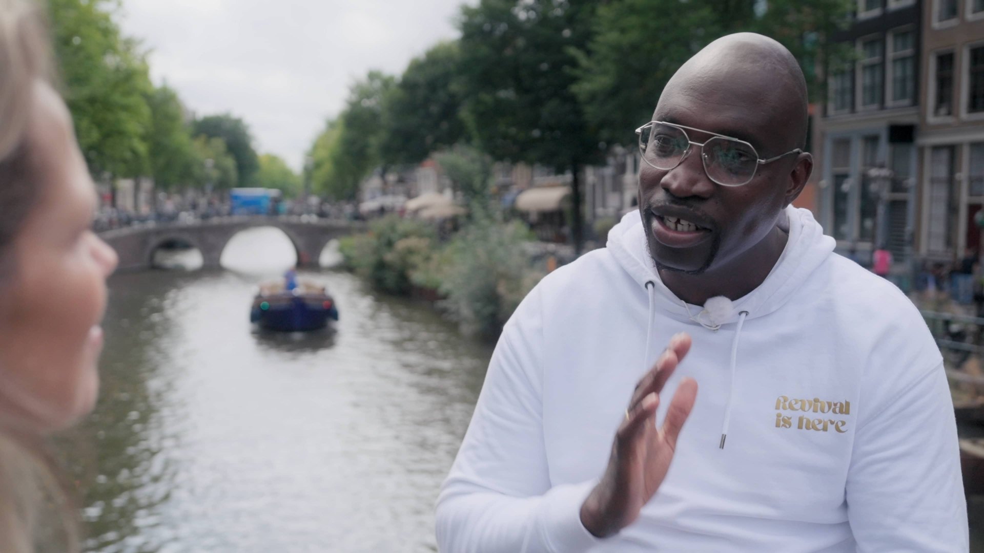 Clement deelt het evangelie aan de Amsterdamse grachten